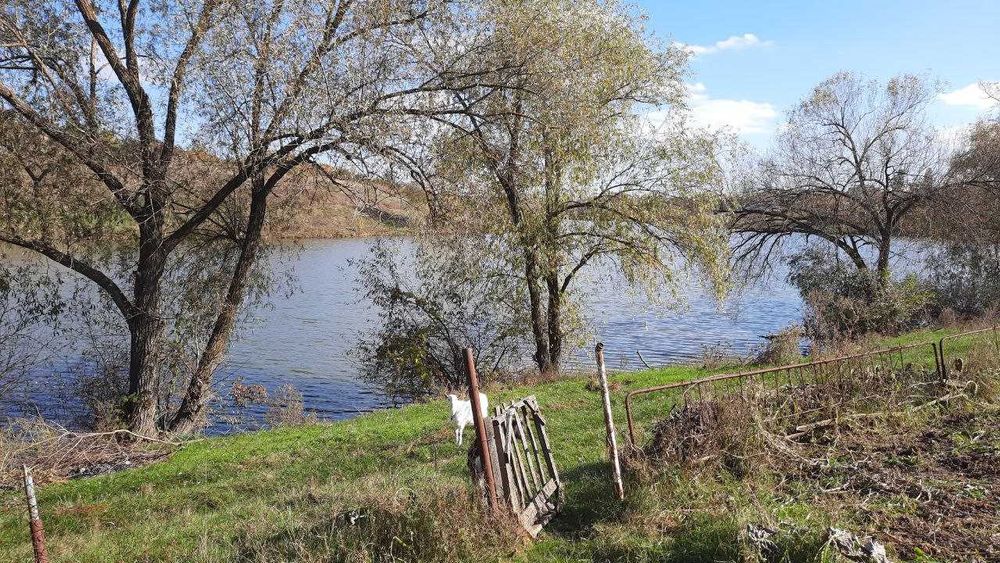 Продаж будинка біля Озера три кімнати 18 соток приватизованої землі