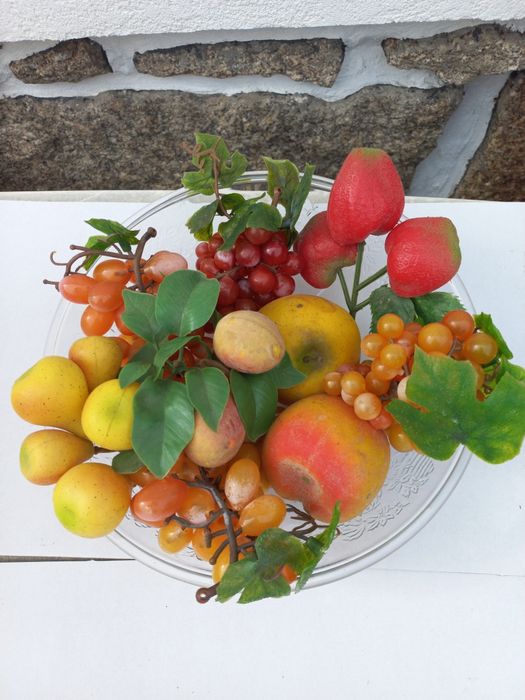 Loiça antiga com frutos realistas