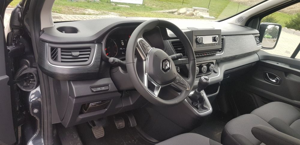 Wynajem busa 9 osobowego Renault Trafic  Wypożyczalnia Brzeszcze