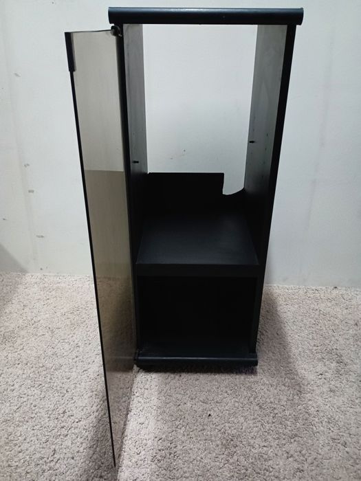 Móvel c/ rodas em madeira e porta em vidro p aparelhagem, medidas: fre