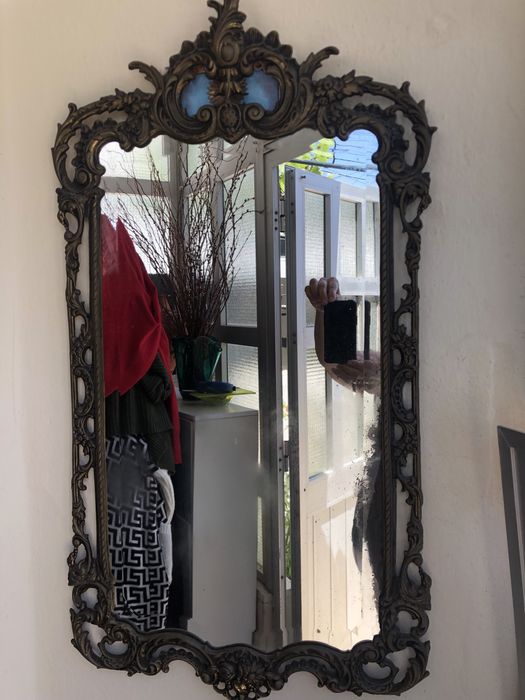 Mesa e espelho emBronze