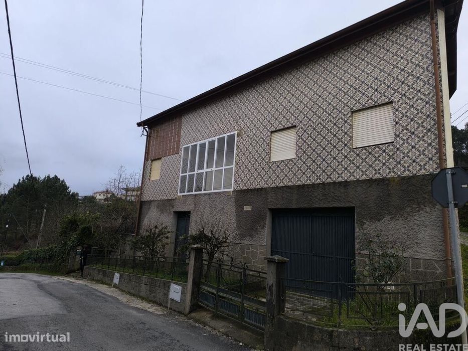 Moradia bi-familiar T5 em Vila Cova da Lixa e Borba de Godim de 173,5