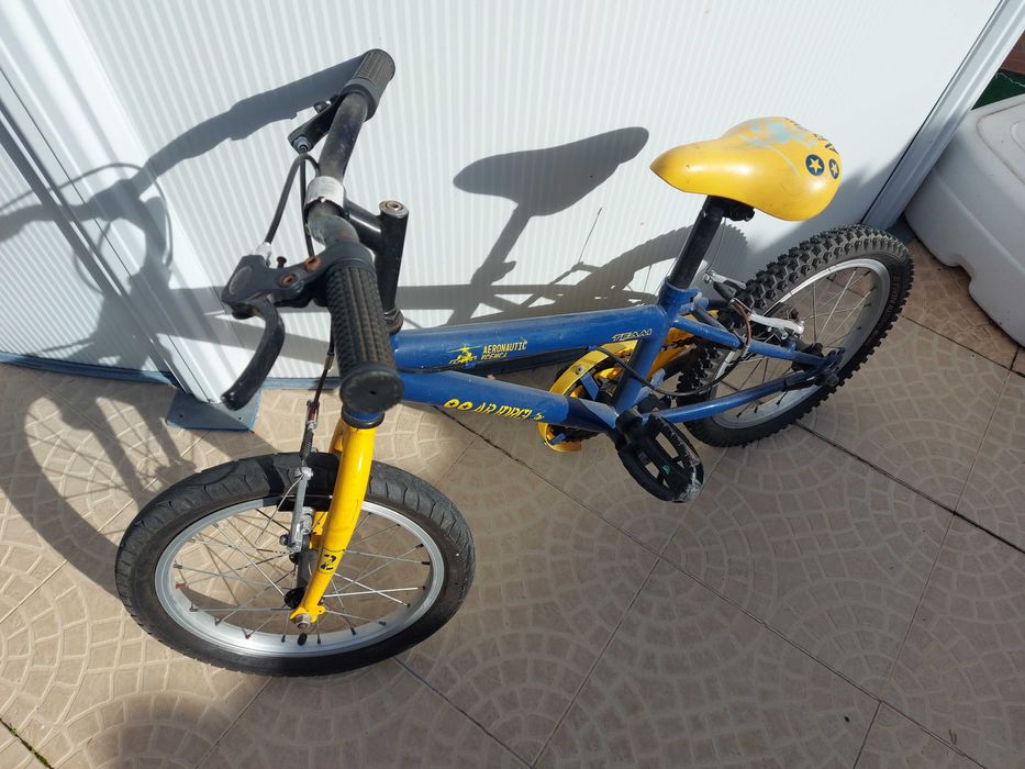 Bicicleta de criança azul e amarela