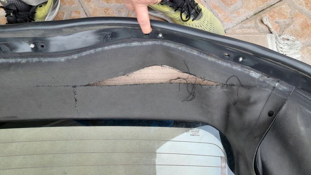 Capota Lona MX5 rasgada, estrutura funcional.