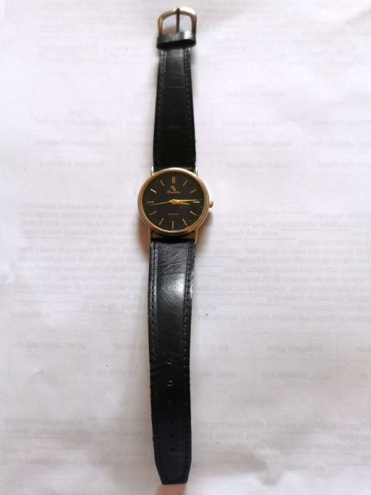 MB Rusudan Zegarek | Czarna Skóra, Złote Akcenty | Elegancja