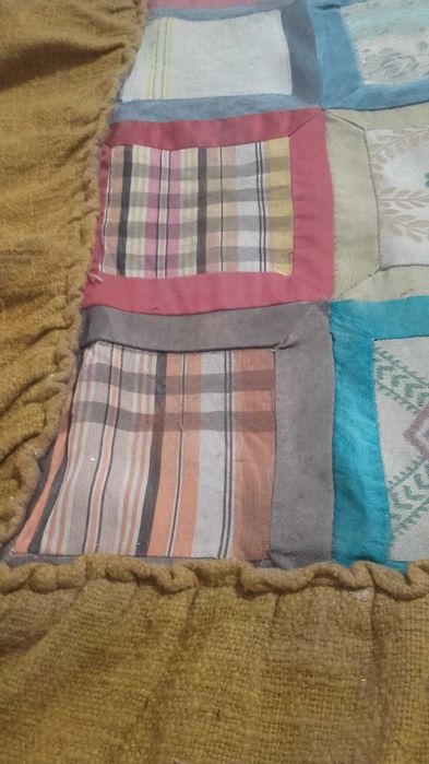Manta muito antiga de retalhos de tecidos
