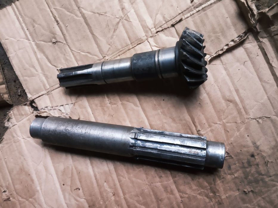 Продам на трактор Булат 254  главний хвостовик планетарний і вал