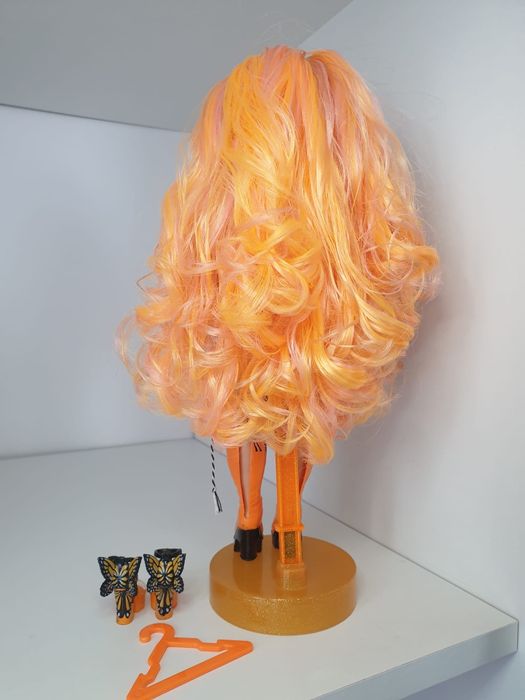 Lalka Rainbow High Poppy Rowan pomarańczowa motylki