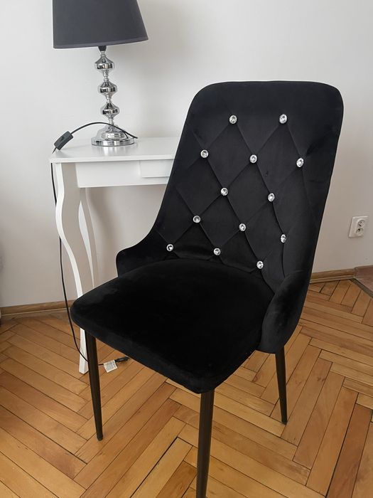 Piekne czarne welurowe krzesło z diamencikami w stylu glamour