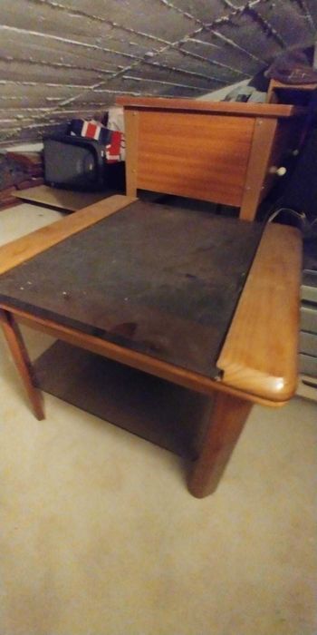 Mesa de apoio de sala em madeira e vidro