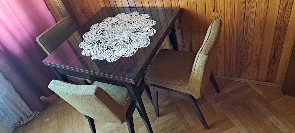 Stół rozkładany PRL z krzesłami