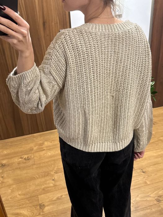 Sweterek ze złotą nicią