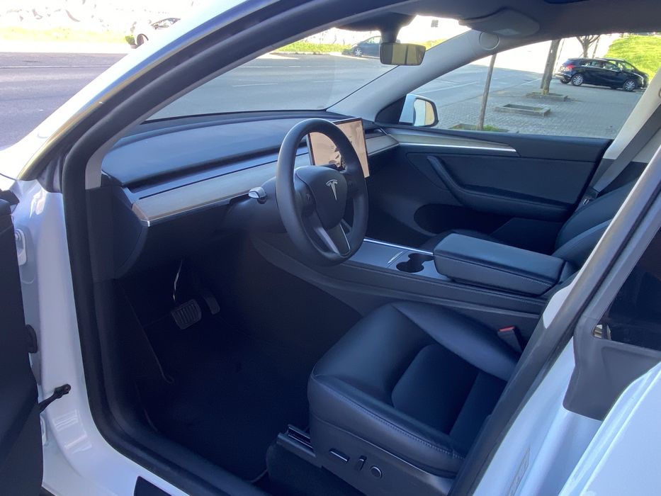 Tesla Model Y   LONG RANGE AWD ( 35 mil kms )
