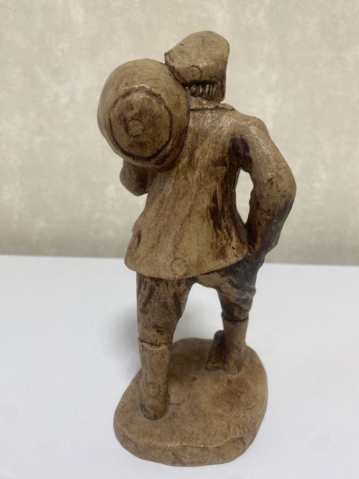 Деревʼяна скульптура селянин