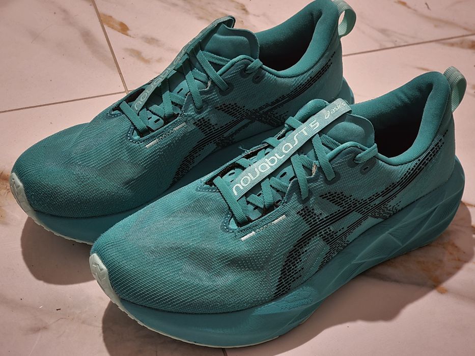 Оригінал 100% чоловічі кросівки asics novablast 5  eur 45