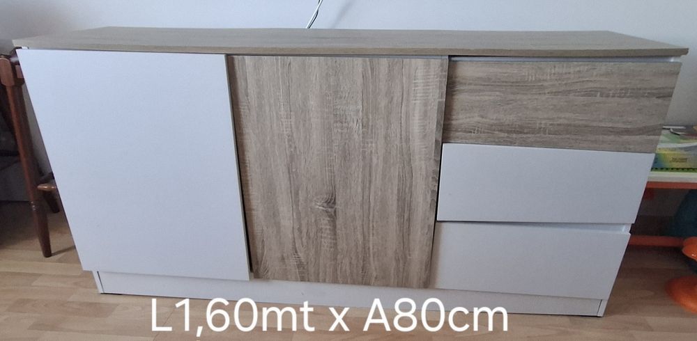 Vários móveis, cómodas, mesinhas de cabeceira, cama e aparador