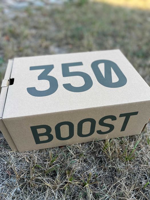Yeezy Boost 350 V2 "Carbon Beluga" 43 1/3
