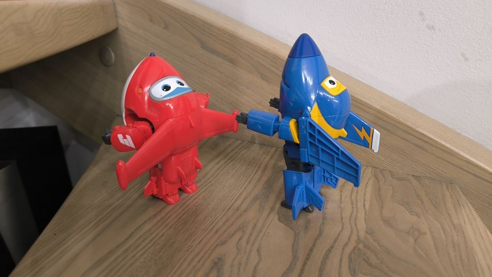 Super Wings Dżetek, Jett, Jerome, transformers