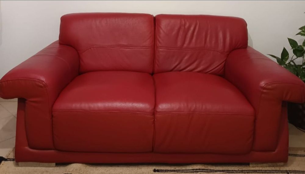 Sofá vermelho em couro