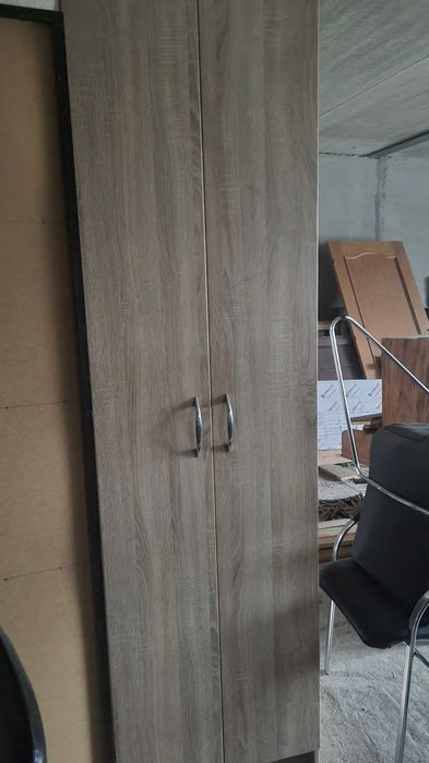Офисная мебель: шкафы, тумбочки, диван, столы