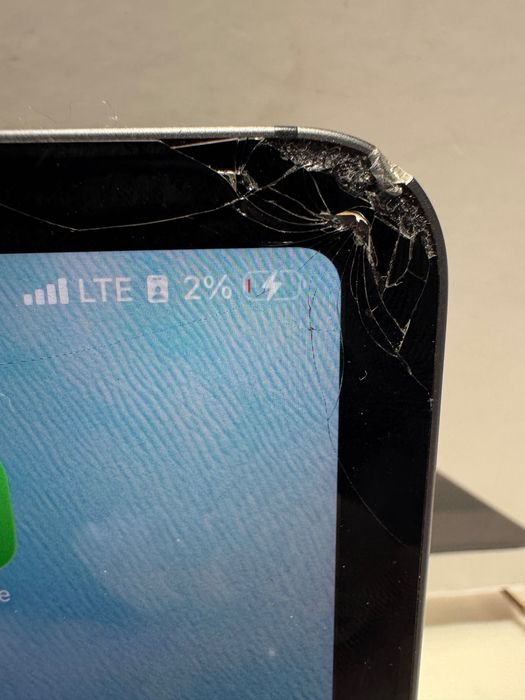 ipad Pro M1 11 Inch 128GB + Cellular with a defect and Magic Keyboard