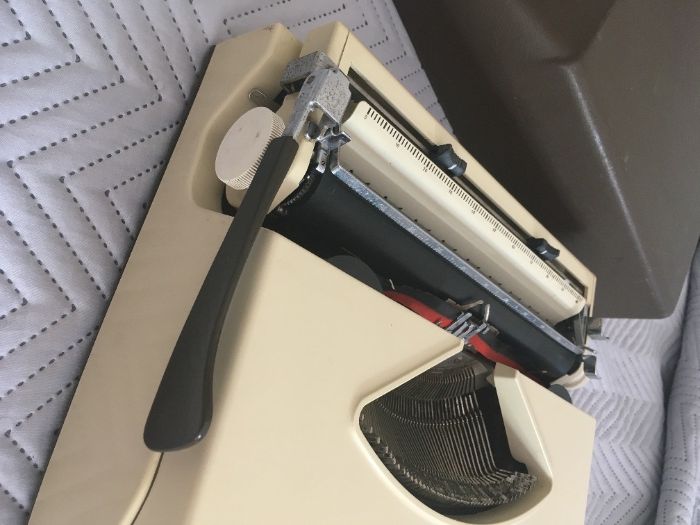 Máquina de escrever (OLIVA 2002)