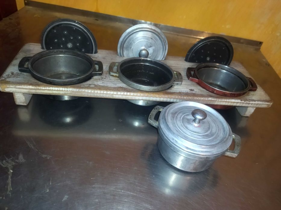 Комплект деревяна підставка та три металевих банячка