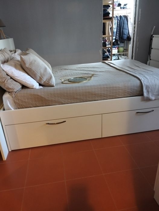Cama com cabeceira incluída sem colchão.