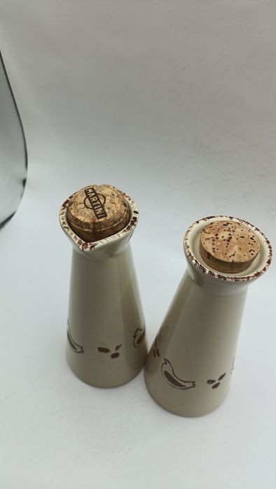 Dwa pojemniki butelki na ocet , olej kury drób koloru kremowego