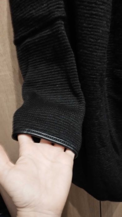 Casaco moderno de inverno novo com bolsos e gola em lã