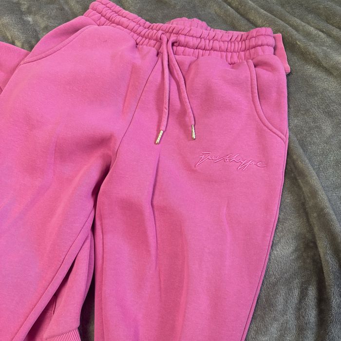 Рожевий жіночий костюм