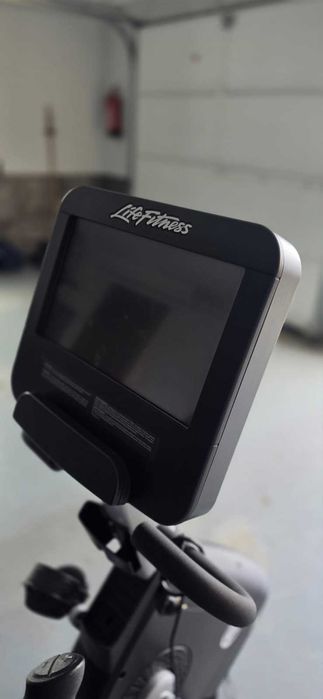 Rower stacjonarny pionowy LIFE FITNESS ELEVATION DISCOVER SE3 HD 95R