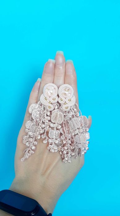 Kolczyki sutasz jasny róż, pudrowe, biżuteria wesele, koronka