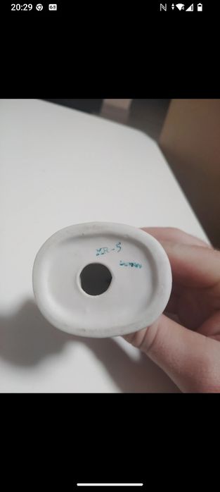 Sygnowana porcelanowa figurka dziewczynka z koszyczkiem wysokość 10cm