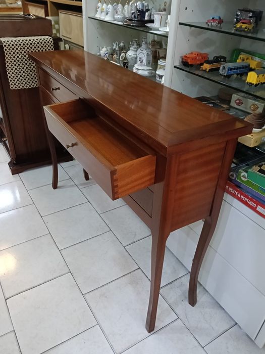 Móvel  /  Consola