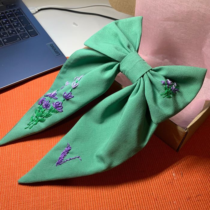 Бантик лаванда вишивка аксесуар для волосся ручна робота