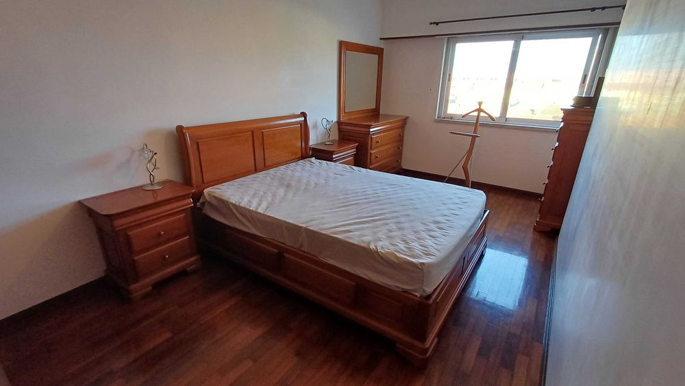 Mobilia de Quarto de Casal - Pinho Maciço