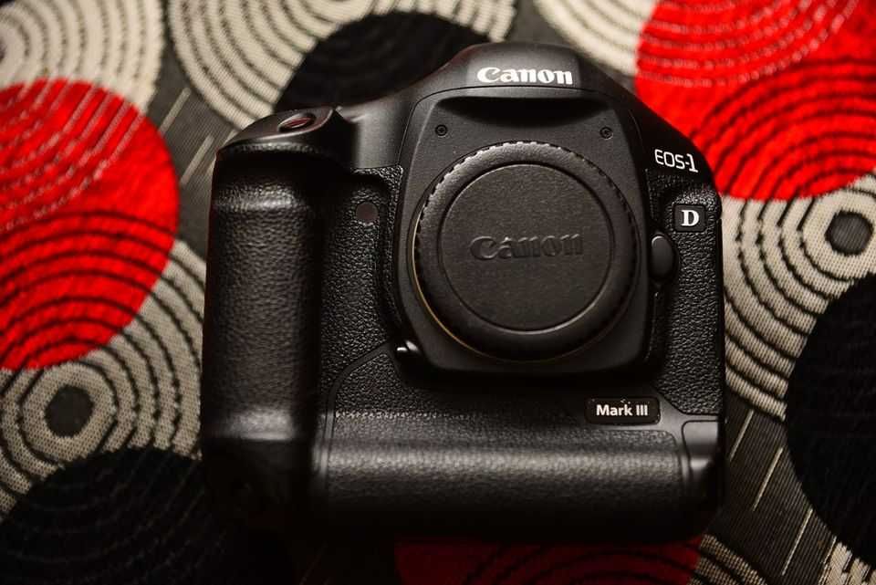 Canon EOS-1D Mark III + Yongnuo YN-50 mm F/1.8