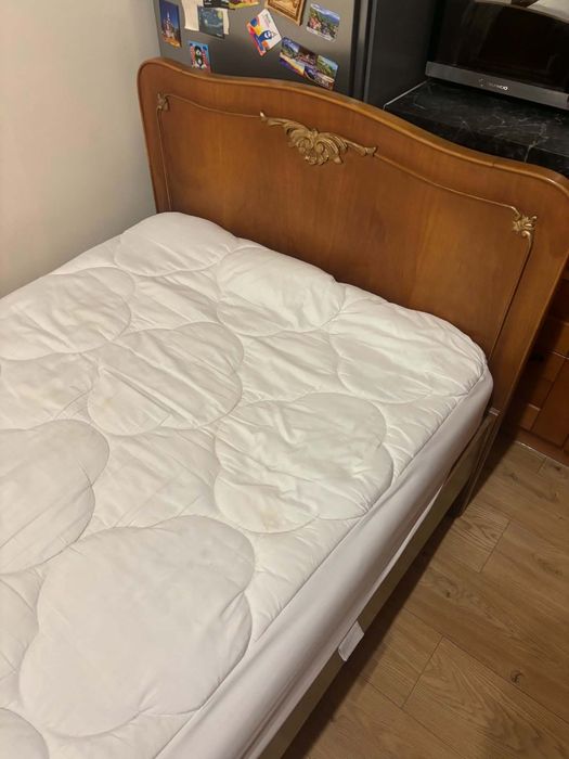 Łóżko w stylu vintage z materacem