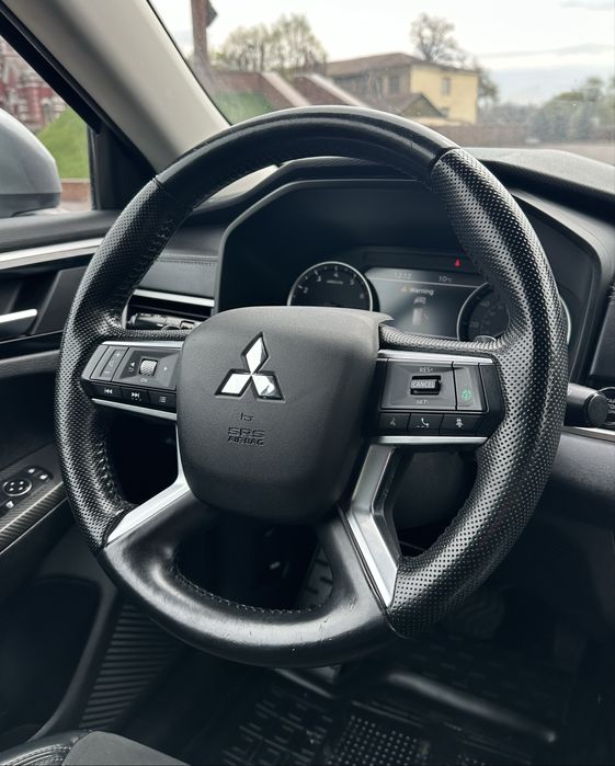 Продам Mitsubishi Outlander 2021 2022 2.5 передний привод 130.000 км