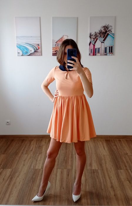 Rozkloszowana morelowa sukienka z kołnierzykiem Zara M