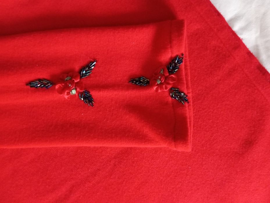 Світер з прикрасами з бісеру