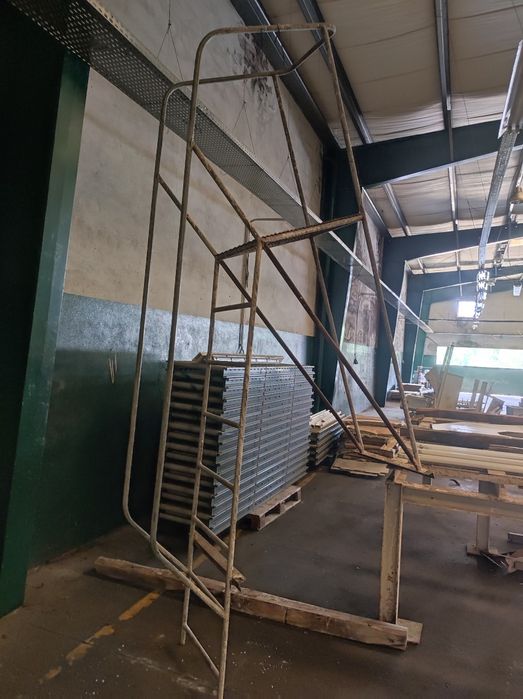 Escada tubular 2 metros de escada com patamar e corrimão