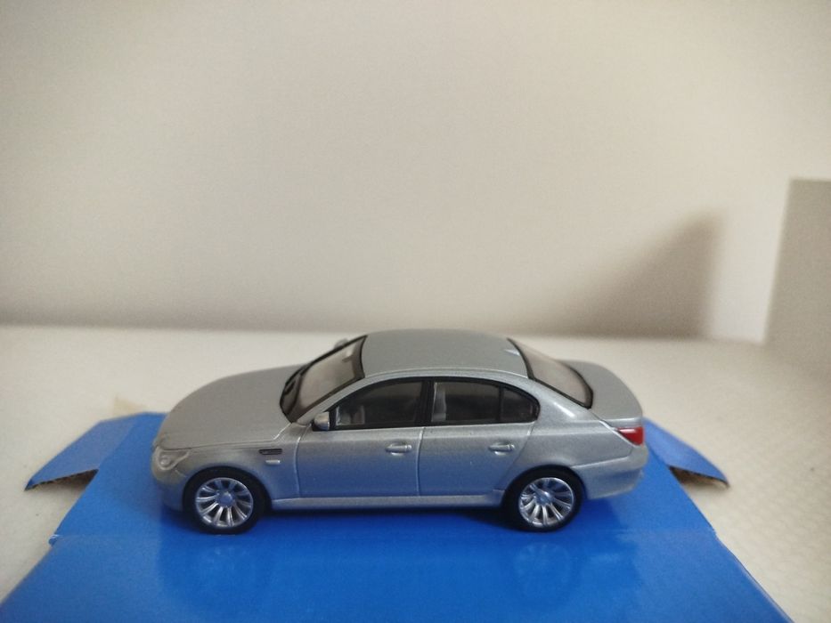 Miniatura BMW M5 E60 Nova 1/43