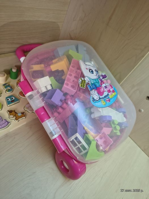 Дитячий конструктор у валізі