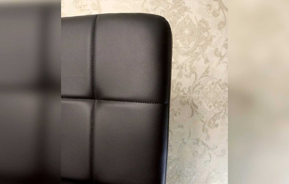 Кресло квадратное барное с серебристой ножкой/Стул барный для мастера