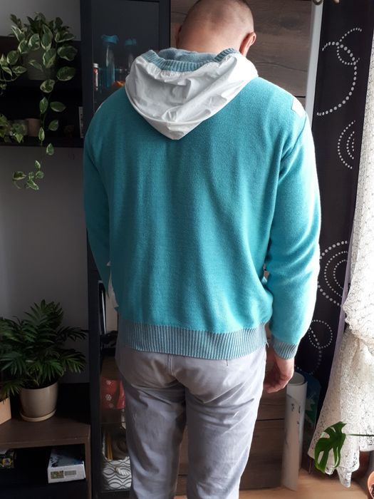 Męski sweter z kapturem