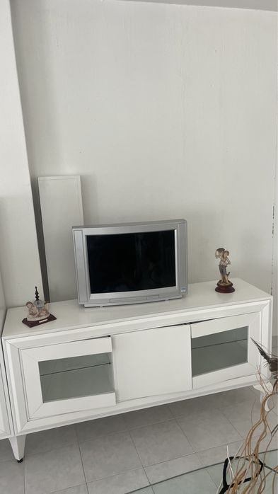 Estante lacrada de branco