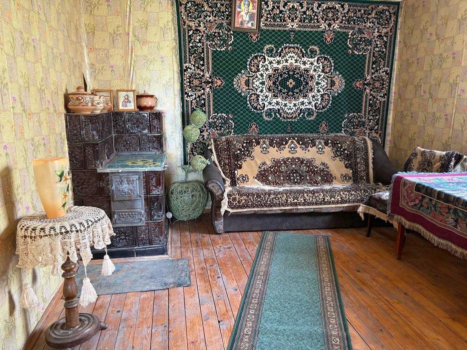 15км від центра чернівців Продам домоволодіння з двома житловими будинками на 50 сотках землі  Чернівецька область, Чернівецький район, с. Кут