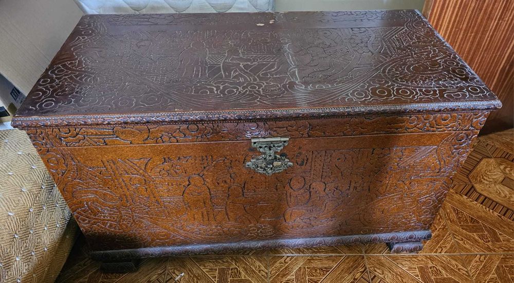 arca baú antigo com gravações